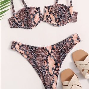Beautiful pink snake skin bikini 💗⛱👙